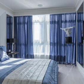 Een kille slaapkamer met koude blauwe en witte kleuren zonder verder enig accentkleur