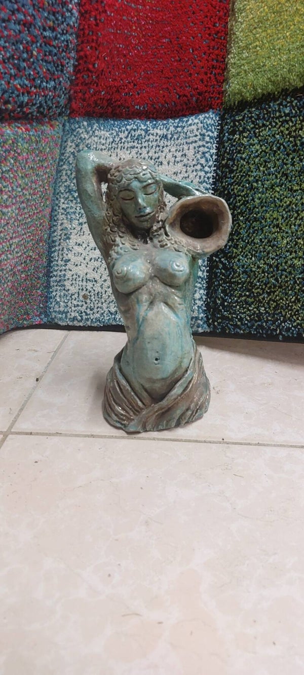 Donna al fiume(piccola scultura)