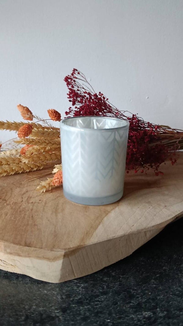 Self-made geurkaars ( Indian Rose en zoete amandelolie