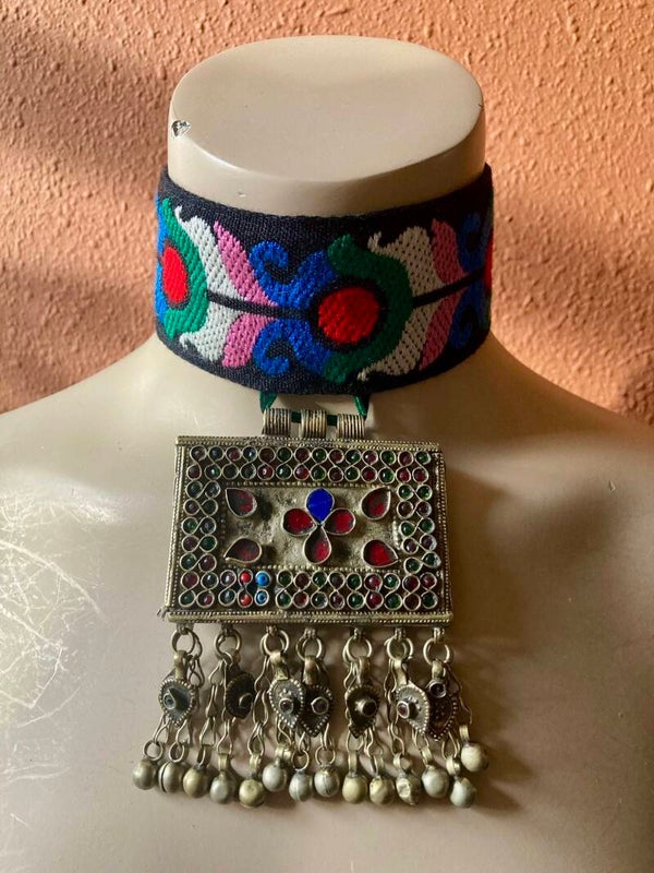 Bonsoir Saar vintage remade choker #63