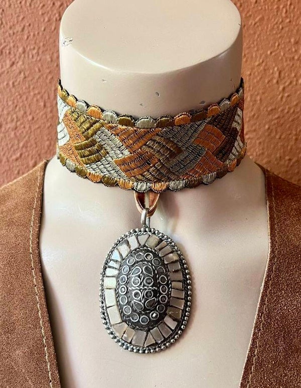 Bonsoir Saar vintage remade choker #14