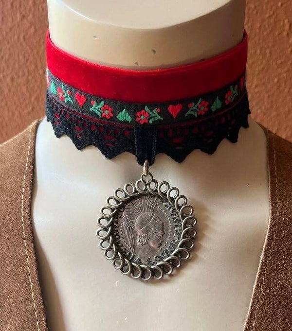 Bonsoir Saar vintage remade choker