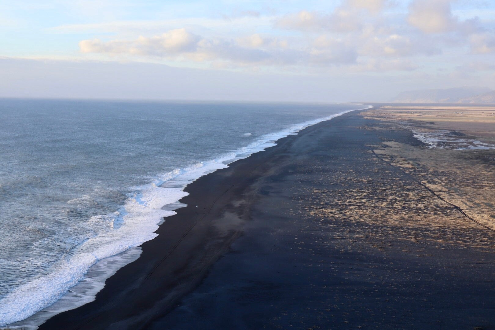 Costa sud dell'islanda con spiaggia nera