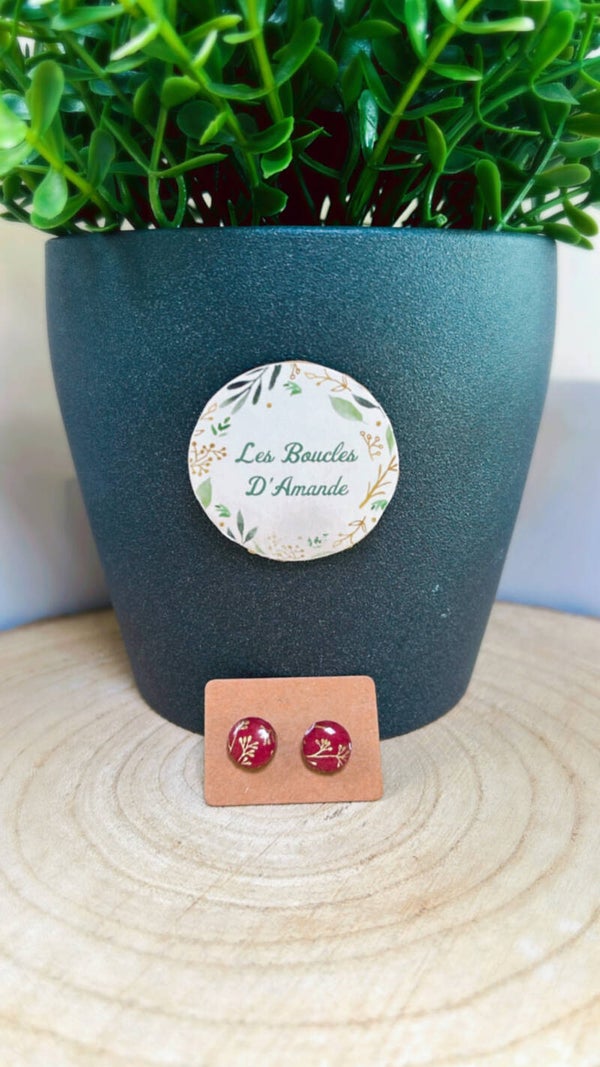 Clous en bois rouge doré