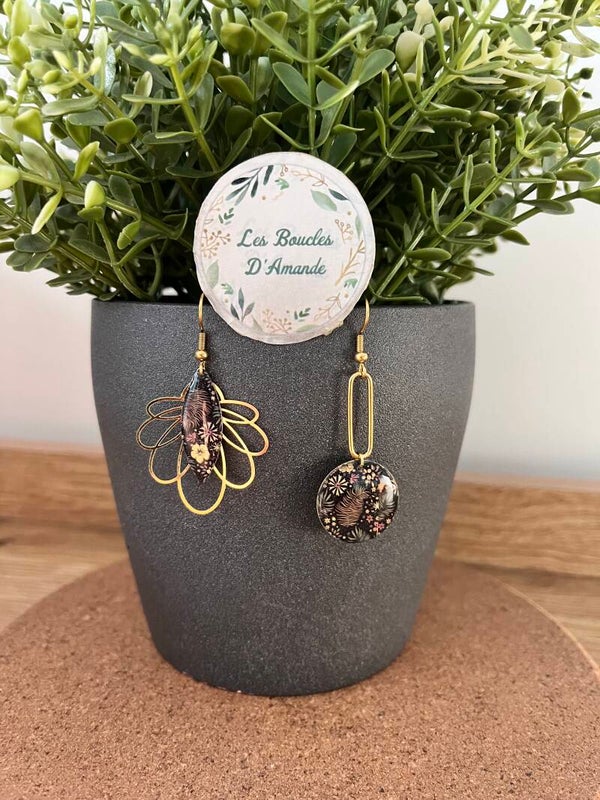 Asymétrique noire feuillage dorée