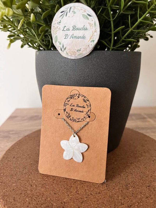 Collier fleur en nacre argente