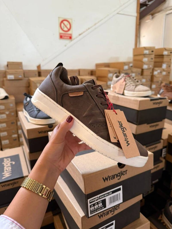 Una caja de 8 unidades Zapatillas de hombre Wrangler RENO MEN LOW.