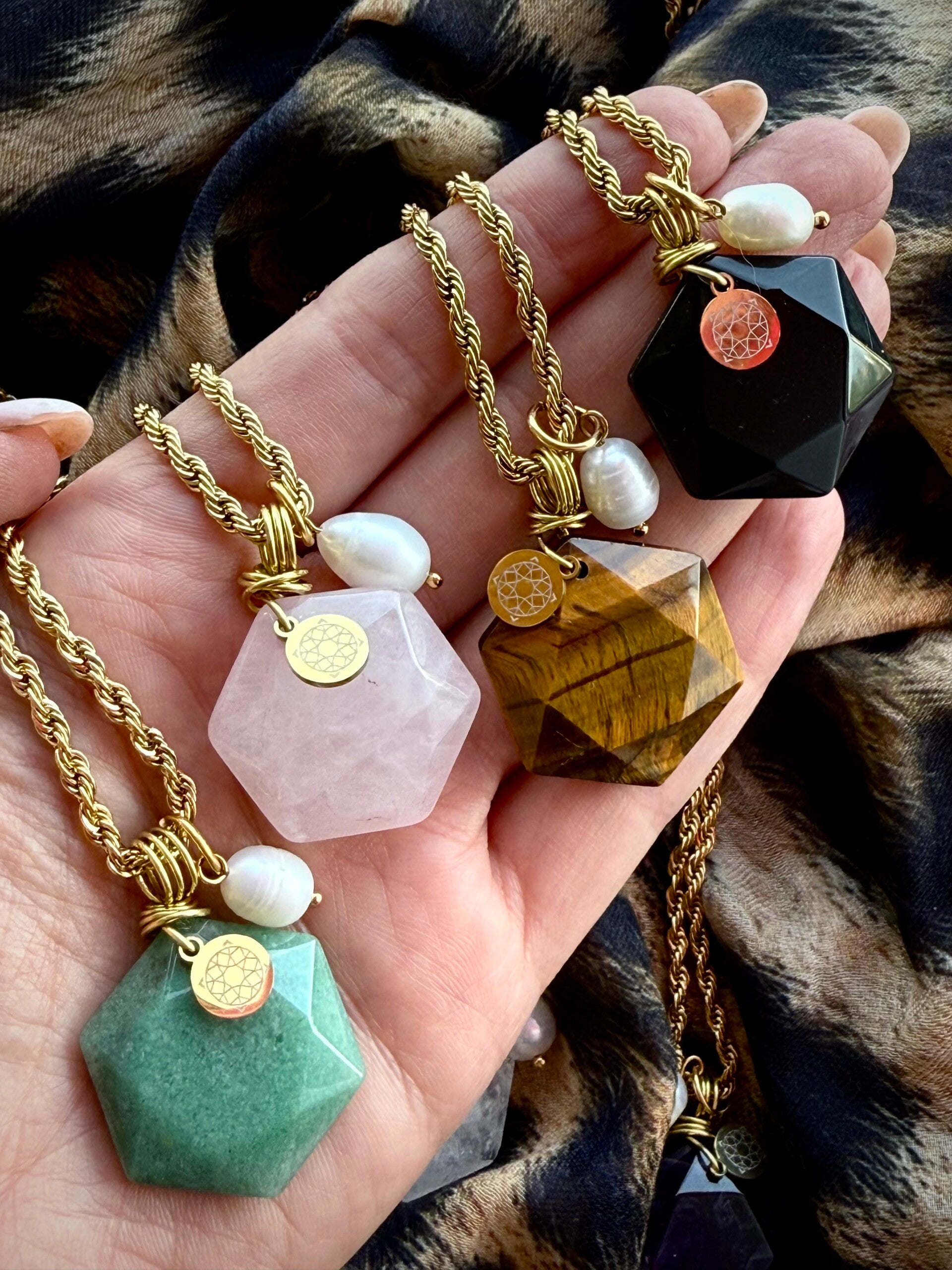 HexaPearl pendants with 18kt gold plated necklace