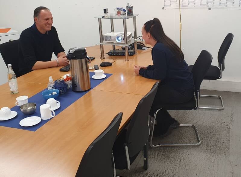 Gespräche unter Kollegen im Betrieb