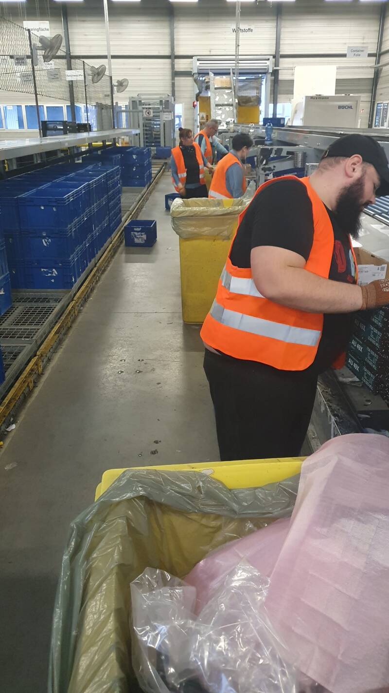 Wertstoffe sortieren und stapeln 