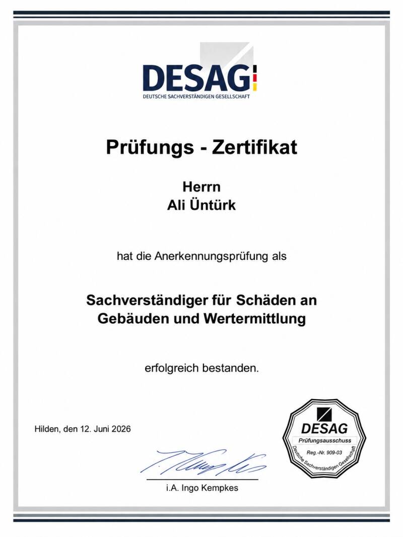 DESAG-Prüfungs-Zertifikat für Ali Üntürk: Anerkennungsprüfung als Sachverständiger für Schäden an Gebäuden und Wertermittlung erfolgreich bestanden.