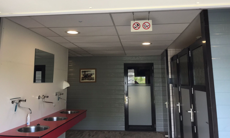 ruim opgezet sanitair gebouw