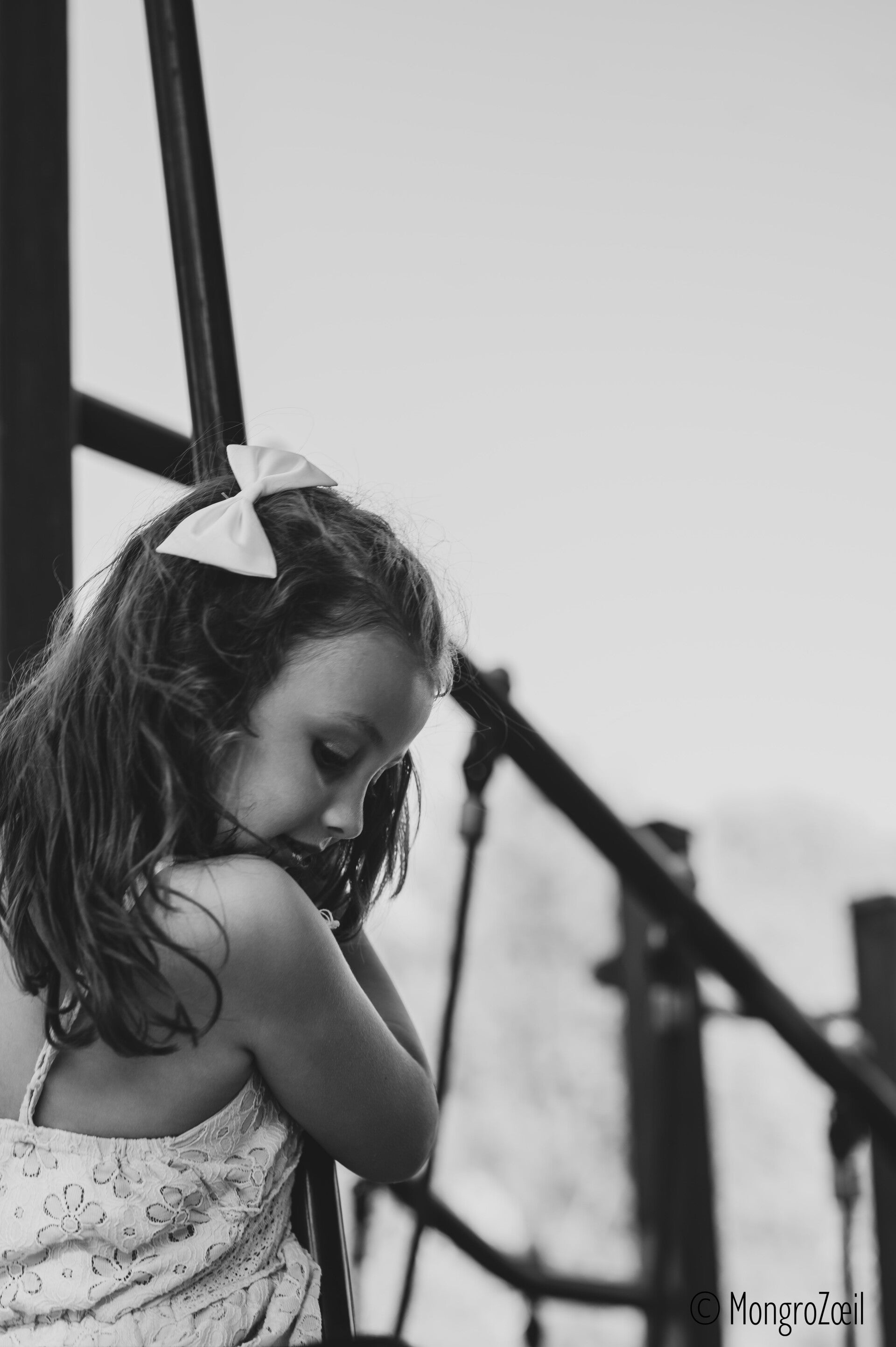 Portrait d'une petite fille jouant sur une structure au parc de la Gorande à Vouillé 86.