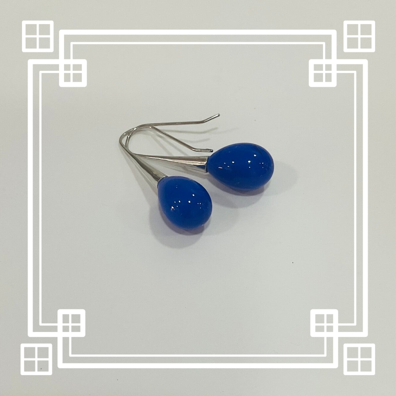 Boucles d’oreilles de différentes couleurs