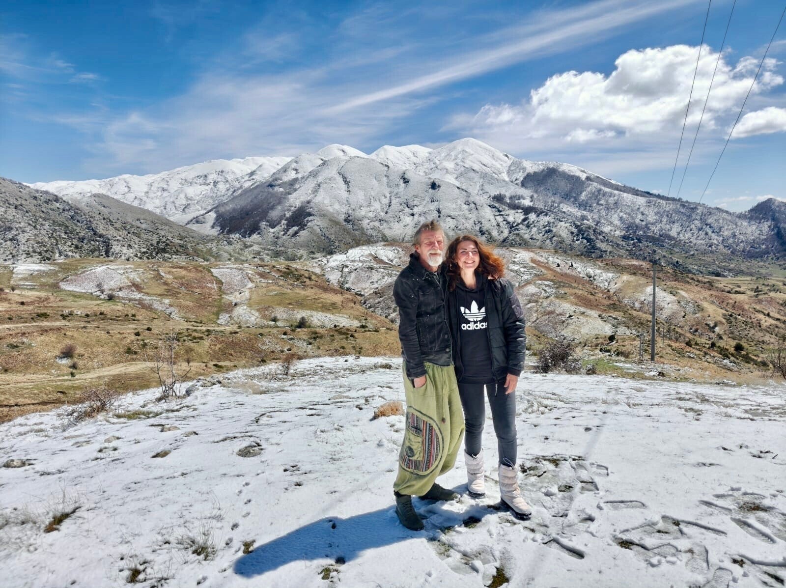 Stel op de besneeuwde berg Tomorri