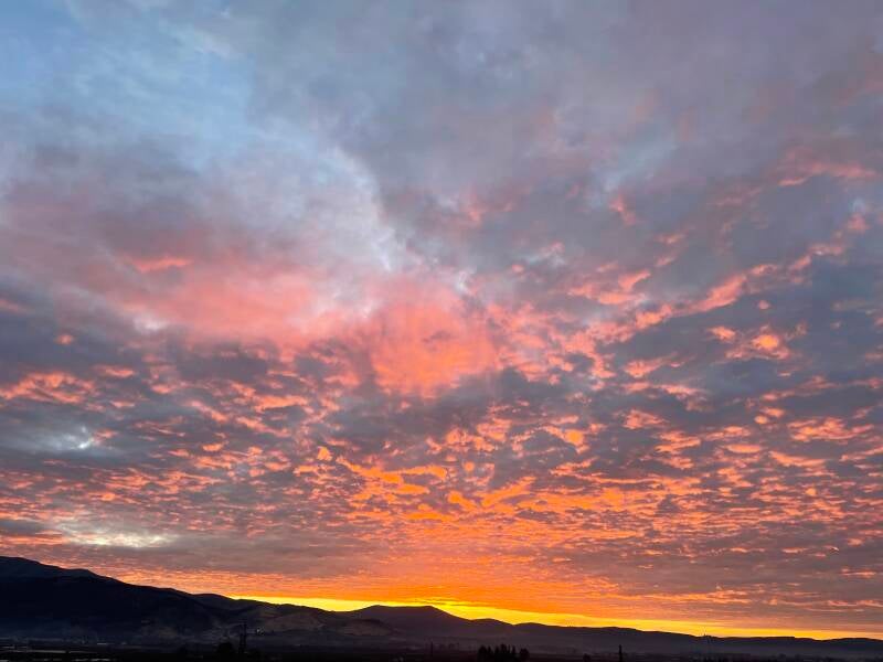 prachtige avondlucht bij zonsondergang