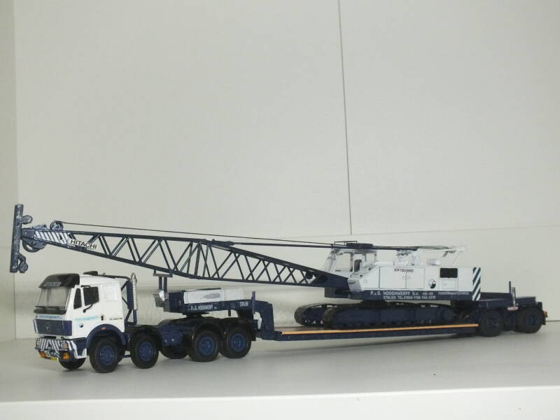 Mercedes-Benz 4044 met noteboom dieplader Met een Hitachi KH180 -3HD