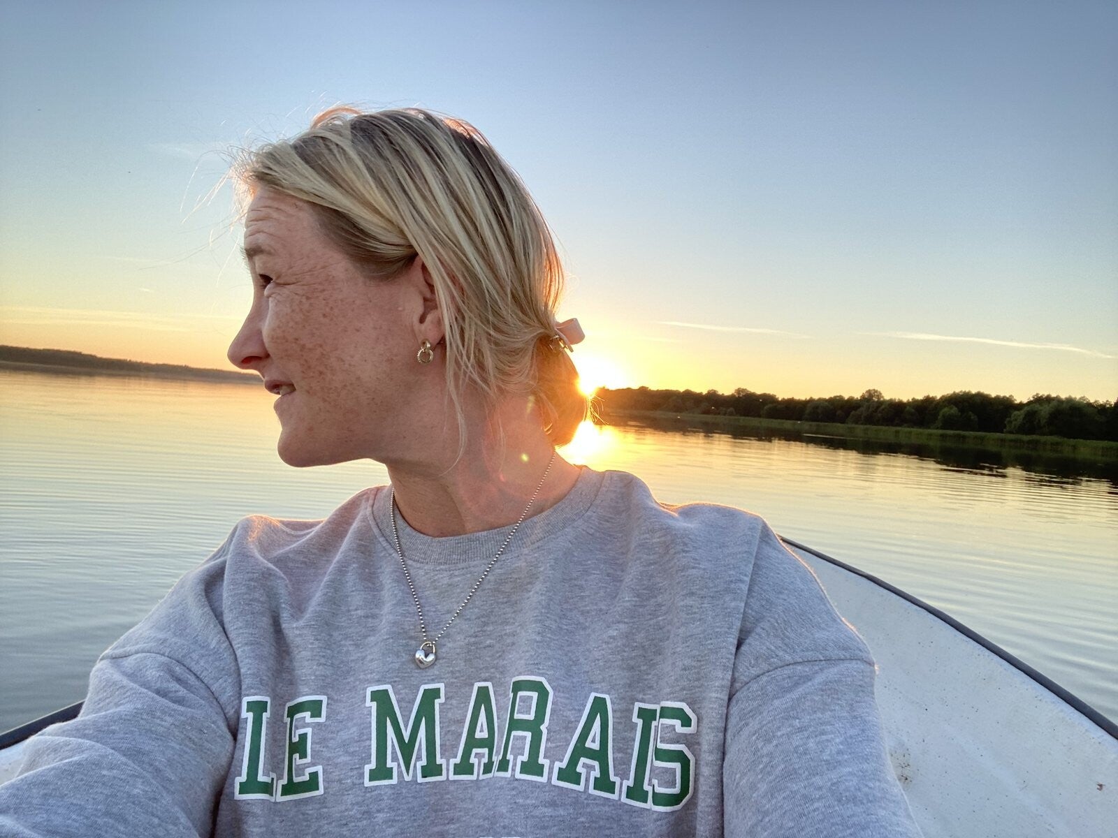Louise Tamm, samtalsterapeut, i en båt på en sjö i solnedgången