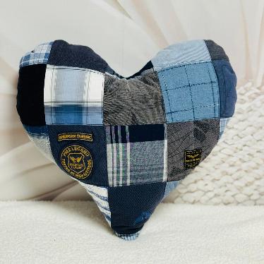 Hartkussen gemaakt van dierbare kleding