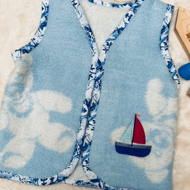 Handgemaakt giletje van een vintage dekentje geborduurd met een zeilbootje Sandra Creaties
