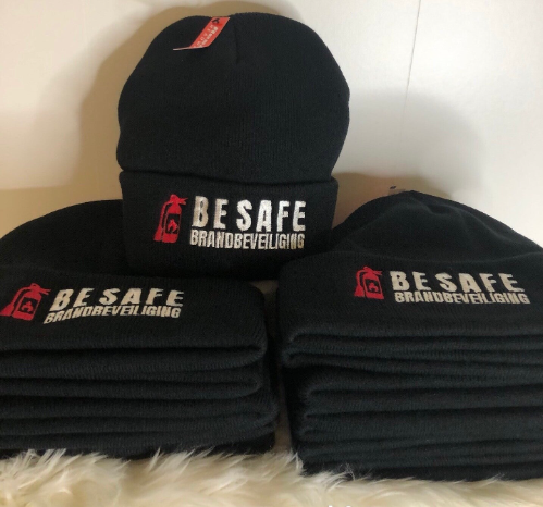 Mutsen met logo geborduurd