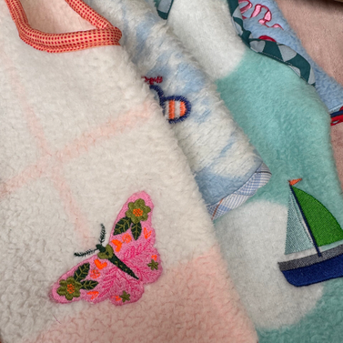 Handgemaakte giletjes van vintage dekentjes gepersonalliseerd met een borduring Sandra Creaties