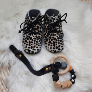 Handgemaakte leren babyschoentjes met veter. Met een bijpassende speenkoord. Handgemaakt door Sandra Creaties