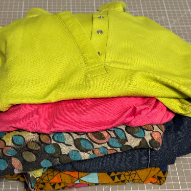 Een stapel dierbare kleding die vermaakt wordt naar een Troostknuffel vlinder | Sandra Creaties