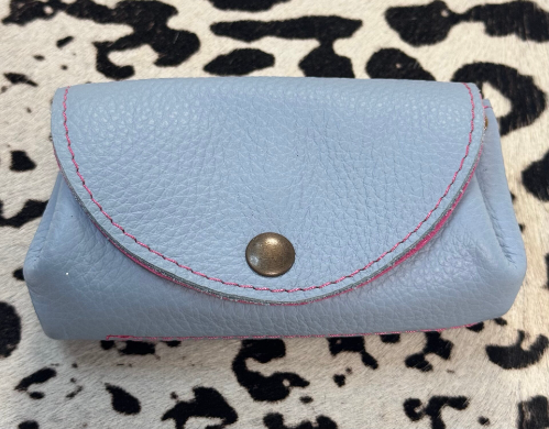 Leren portemonnee lichtblauw met roze binnenkant - handgemaakt