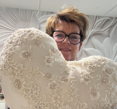 Sandra met een groot hart in haar handen gemaakt van een trouwjurk