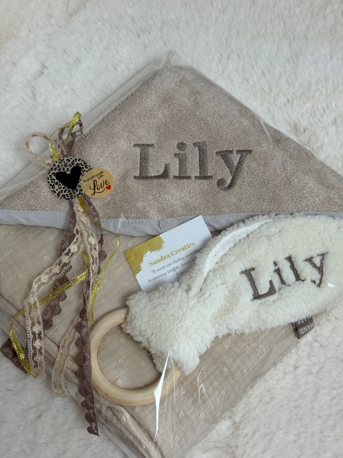 Handgemaakt badcape en knuffel , kraamcadeau, gemaakt door Sandra Creaties