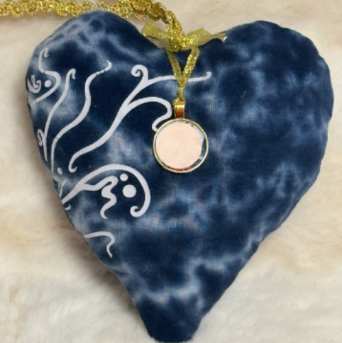 Herinneringshart gemaakt van dierbare kleding met foto