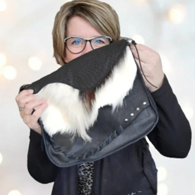 Sandra Creaties met een handgemaakte leren tas.