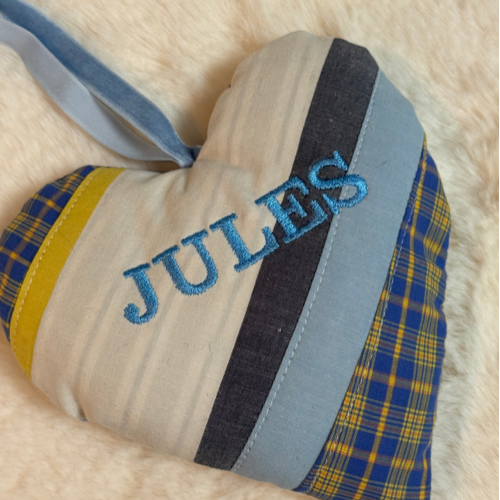 Een herinnringshart gemaakt van dierbare kleding en gepersonaliseerd met naam Jules. Sandra Creaties