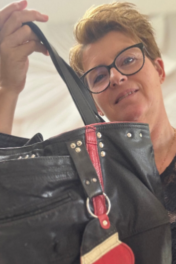 Sandra met een shopper gemaakt van een dierbre jas, Sandra Creaties maakt herinneringen tastbaar