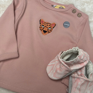 Baby shirt gepersonaliseerd met een geborduurd pantertje