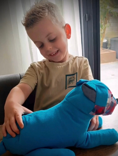 Kindje met een een troostknuffel van opa