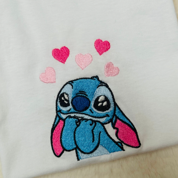Stitch geborduurd op een kindershirt