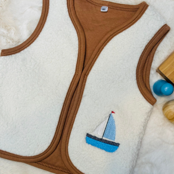 Babygilet gepersonaliseerd met een geborduurd zeilbootje