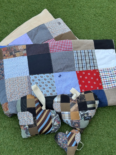 Herinneringsdeken en hartjes gemaakt van dierbare kleding | Sandra Creaties