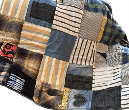 Herinneringsdeken van allemaal vierkanten stukje stof op maat van dierbare kleding. Sandra Creaties