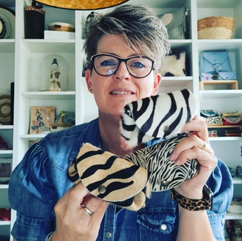 Sandra met in haar handen de handgemaakte portemonnees