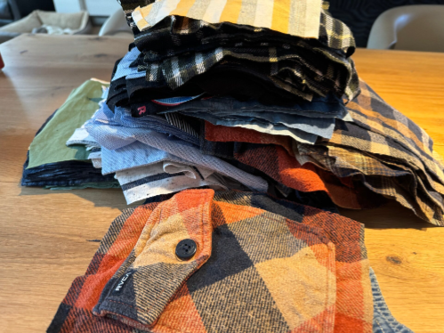 Een stapel dierbare kleding waar een herinneringsdeken van gemaakt wordt.
