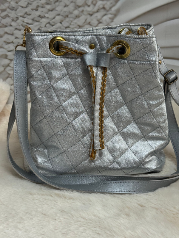 Zilveren buideltas vol glans en karakter