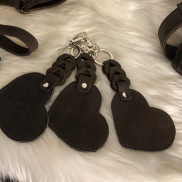 3 sleutelhart hangers gemaakt van een jas, een tasbare herinnering, Sandra Creaites