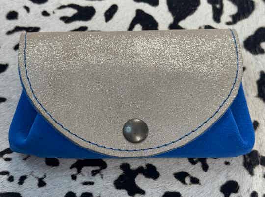 Leren portemonnee goudglitter met blauwe basis – handgemaakt & sprankelend