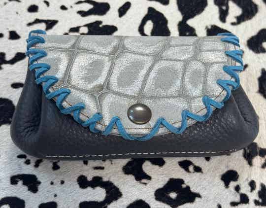 Leren portemonnee zilver / groen krok print met petrol details – handgemaakt & stoer