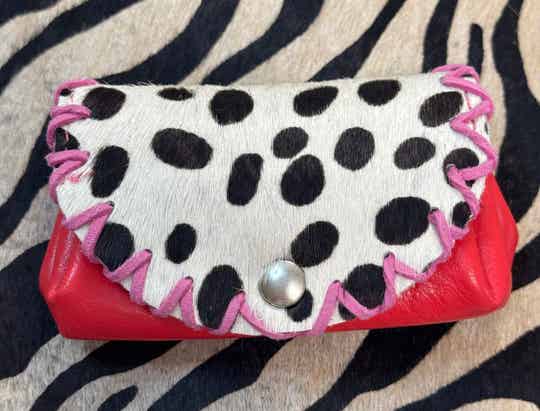 Leren portemonnee met dalmatiërprint en roze details – kleurrijk & handgemaakt
