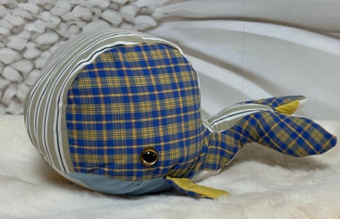 Troostknuffel walvis gemaakt van een blauw geruit overhemd van opa, handgemaakt door Sandra Creaties