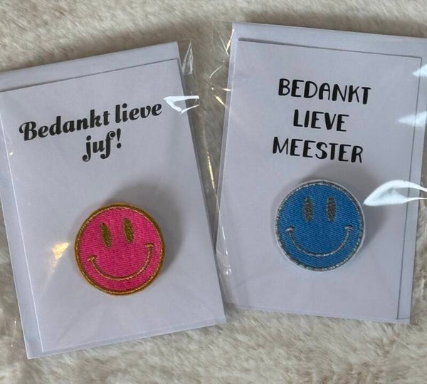 Juf & Meester cadeau geborduurde smiley-broche met kaartje